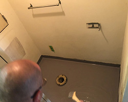 愛知の特殊清掃の事例4・トイレで孤独死現場の防水剤を塗り込む